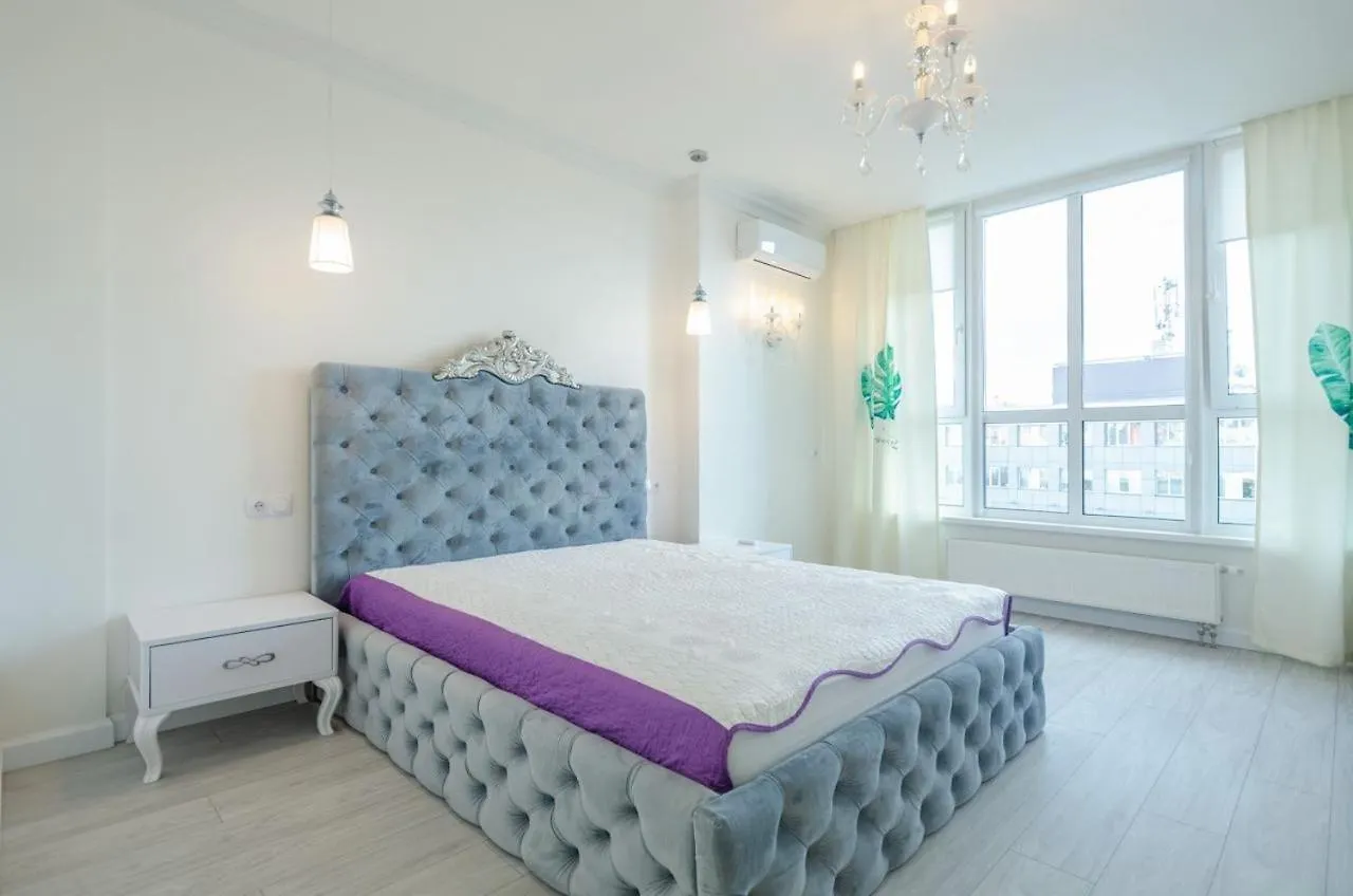 Kyiv White Apartment Victory